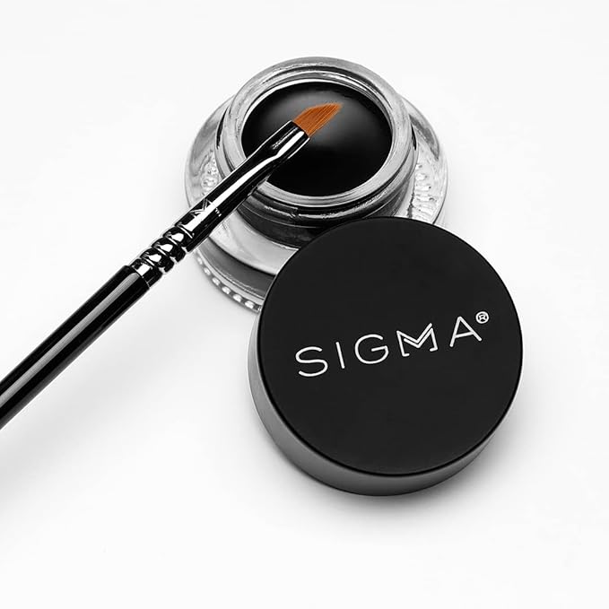 Sigma Beauty Professional E06 Eye Liner Brush – Fine Angled Eyeliner Brush with Pointed Tip for Meticulously Applying Gel and Liquid Eyeliner, For Cat Eyeliner & Winged Liner (1 Brush)